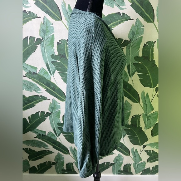 Hailey & Co Green Thermal Waffled Henley Long Sleeve Top Size L - Picture 4 of 5